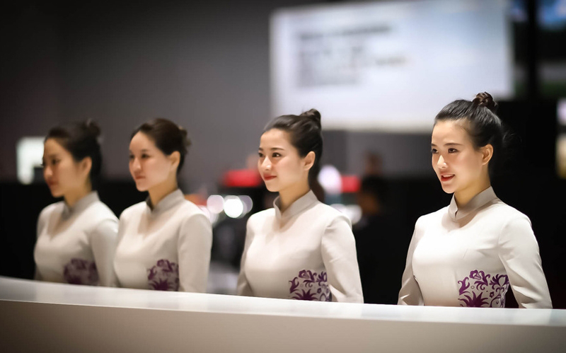 各个展位的靓丽礼仪吸引眼球.各个展位的靓丽礼仪吸引眼球.