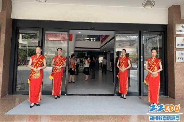 郑州44中礼仪社团以专业服务为郑州市最美教师献礼